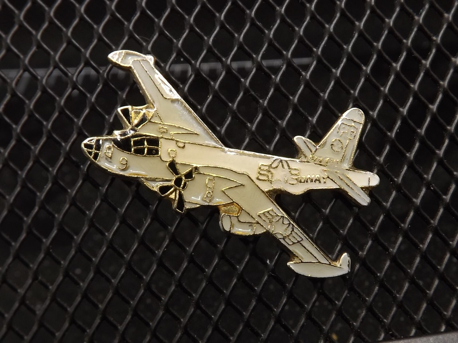 s l1600 3439.jpg Military Aircraft Lapel Pin (Four-engine transport plane) – Gold-tone