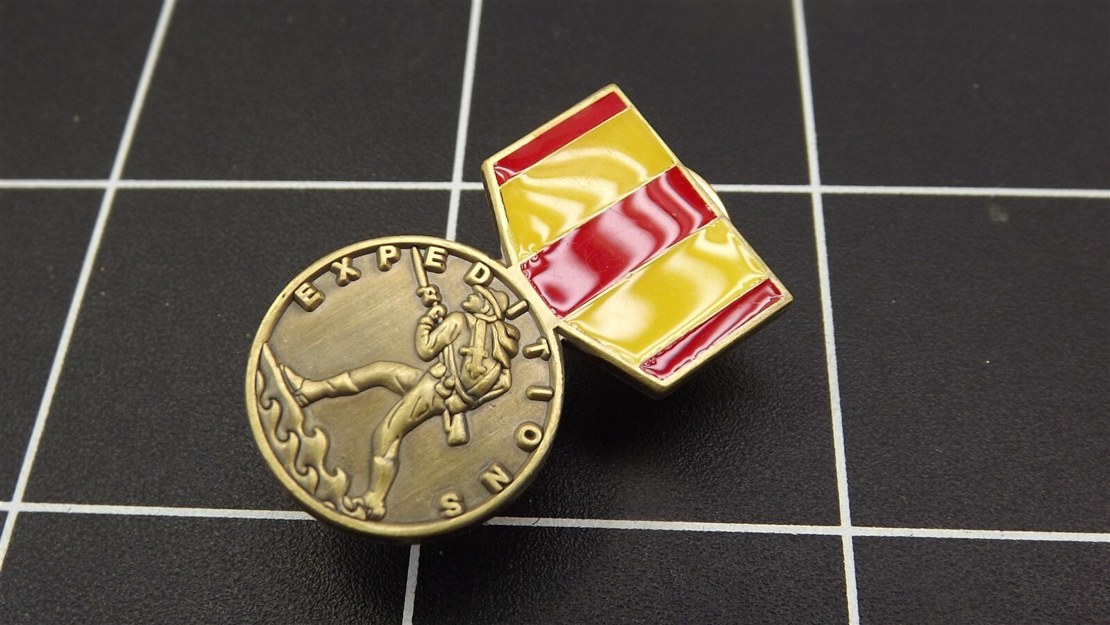 s l1600 3664.jpg Marine Corps Expeditionary Medal Lapel Pin – Enamel – photo 2