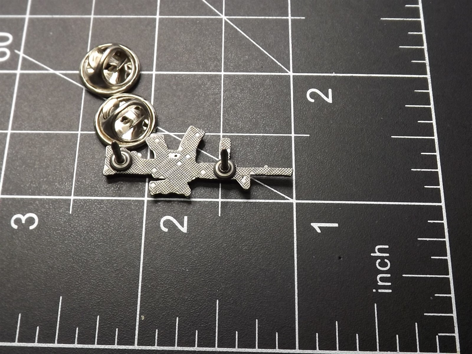 s l1600 3742.jpg M-4 Carbine Lapel Pin – Pewter – photo 3