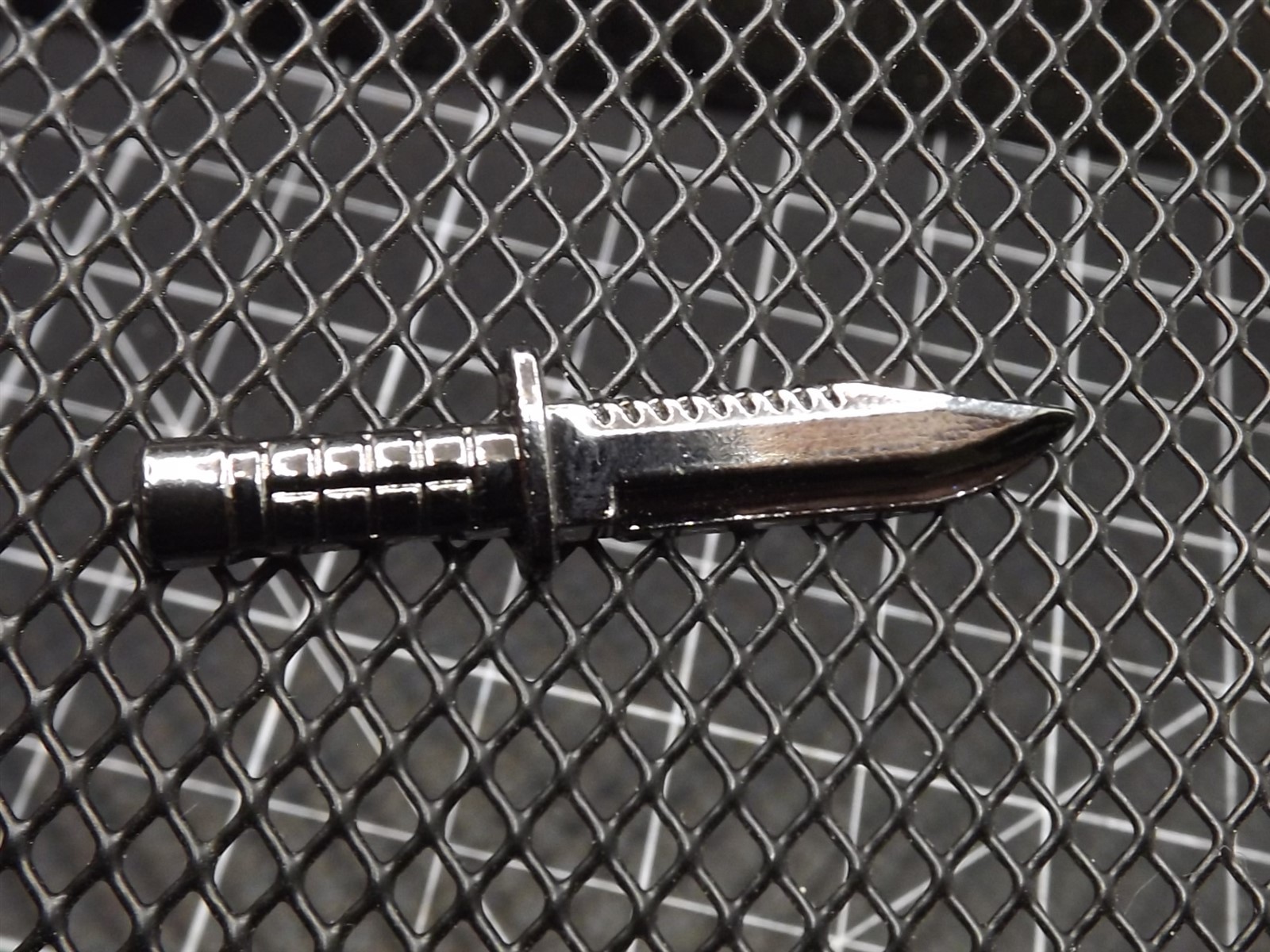 s l1600 3776.jpg M9 Bayonet Knife Lapel Pin – Silver-tone – photo 2