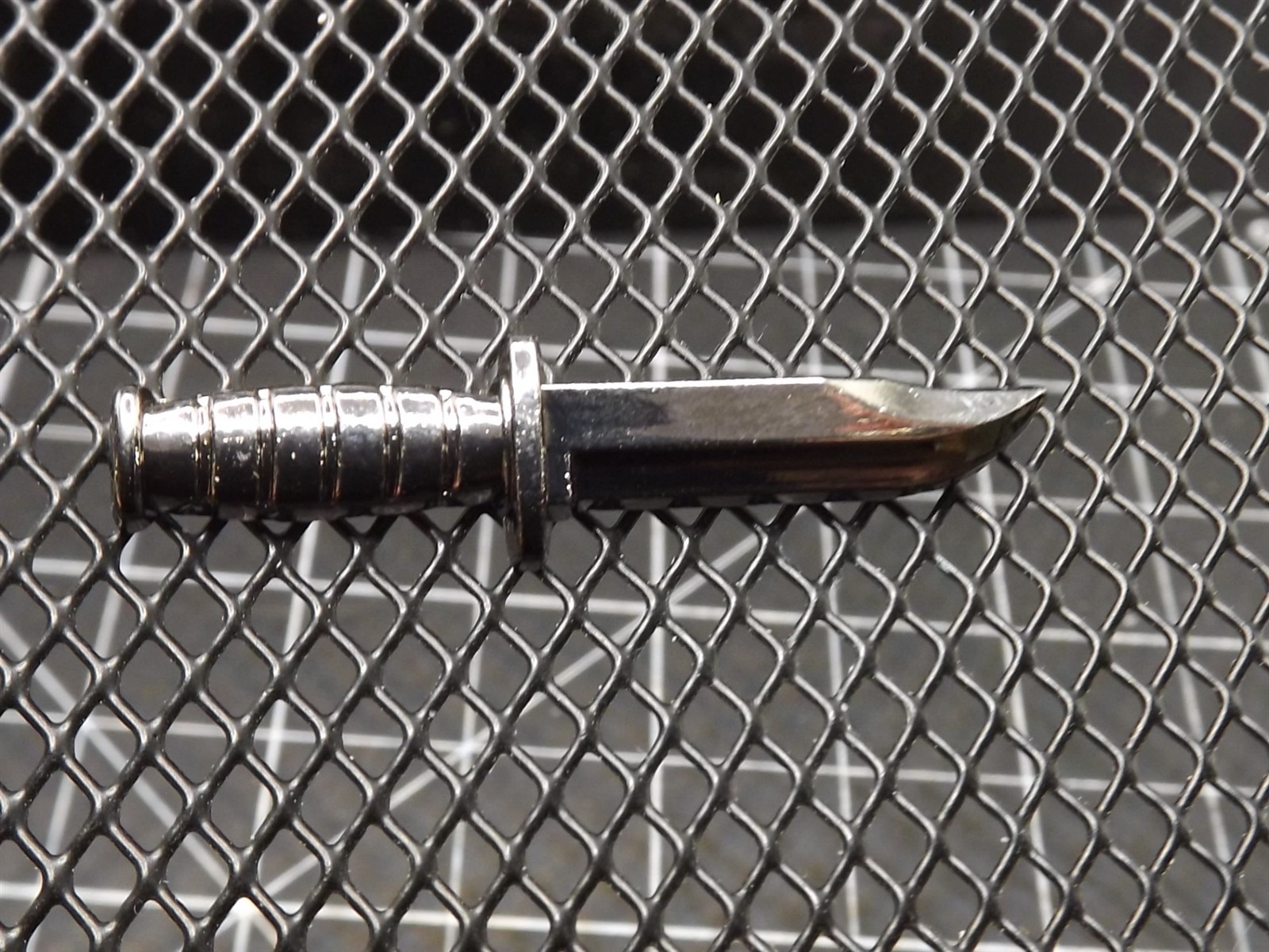 s l1600 3783.jpg U.S. Army Combat Knife Lapel Pin – Silver-tone – photo 2
