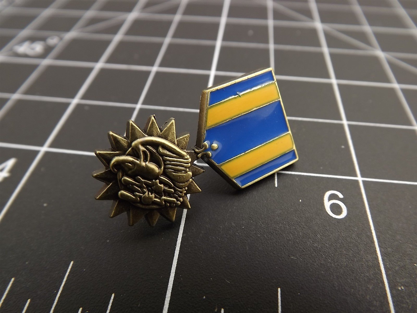 s l1600 383.jpg U.S. Air Medal Lapel Pin – 1-3/16" Blue & Yellow Enamel – photo 2