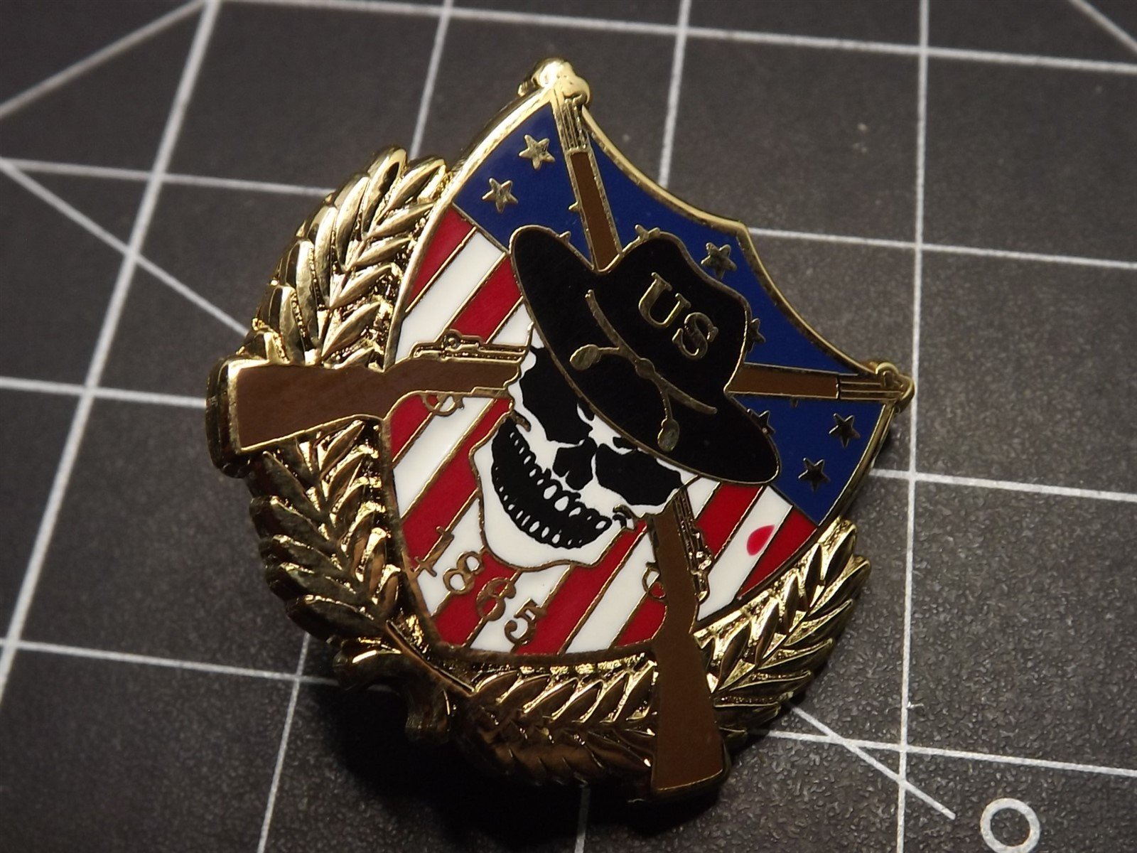 s l1600 3871.jpg U.S. Cavalry 1865 Skull Lapel Pin – Enamel – photo 2