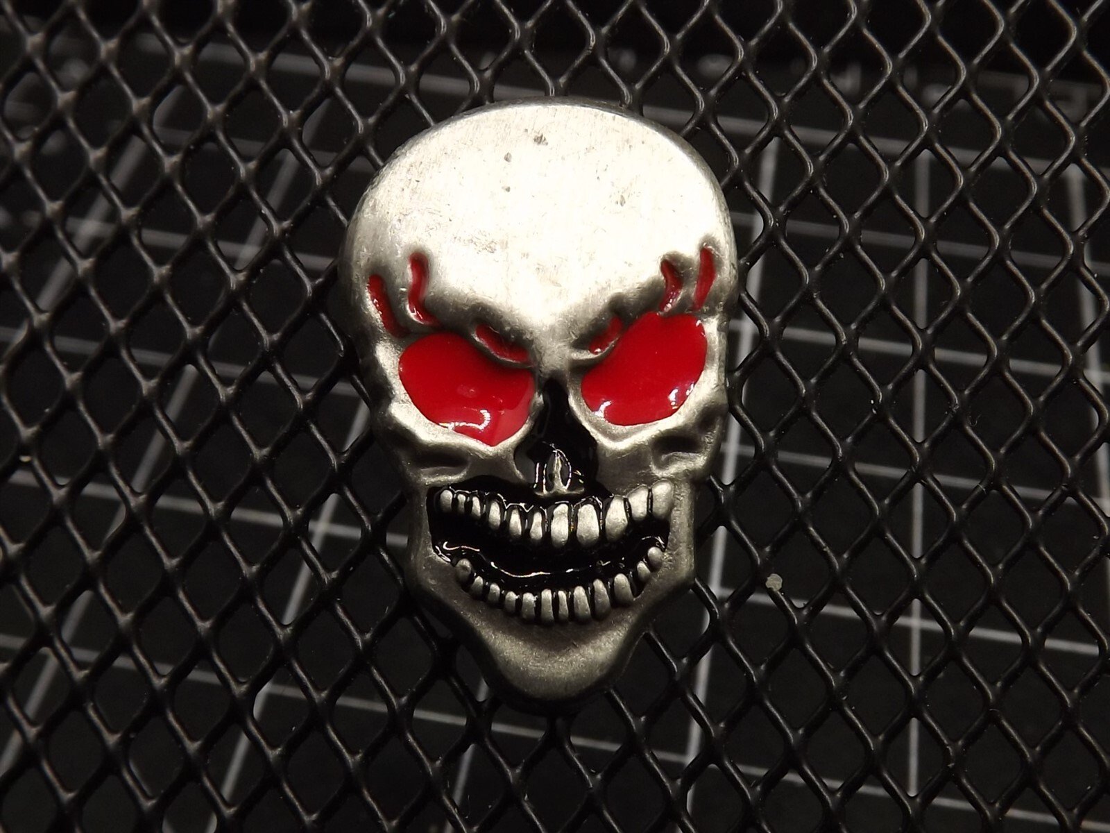 s l1600 3904.jpg Red-Eyed Skull Lapel Pin – Pewter