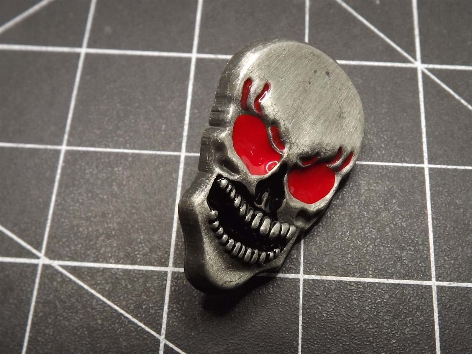 s l1600 3905.jpg Red-Eyed Skull Lapel Pin – Pewter – photo 2