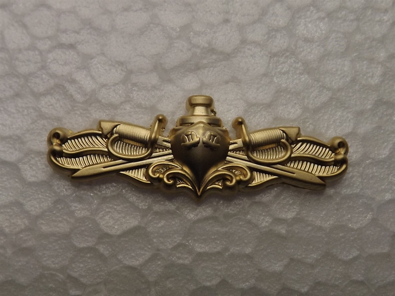s l1600 4428.jpg U.S. Navy Surface Warfare Badge Lapel Pin – Gold Tone – photo 2