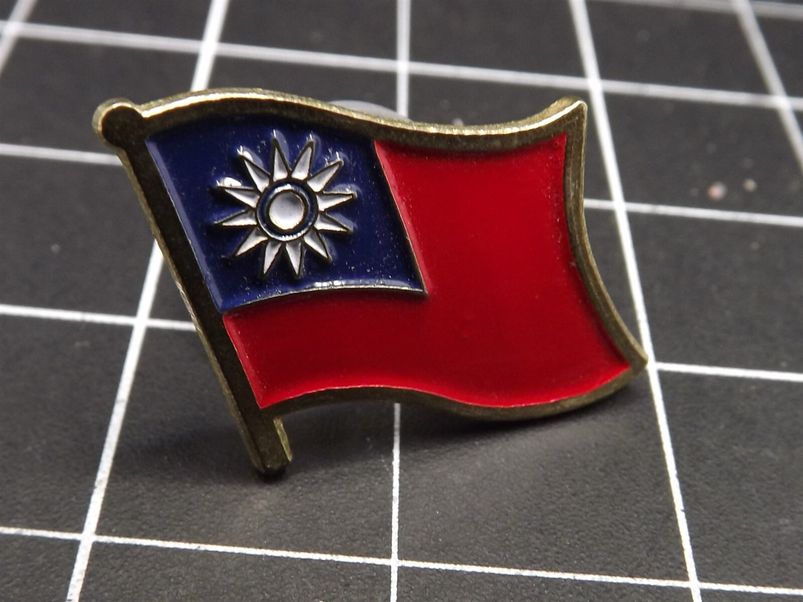 s l1600 4828.jpg Taiwan Flag Lapel Pin – Enamel
