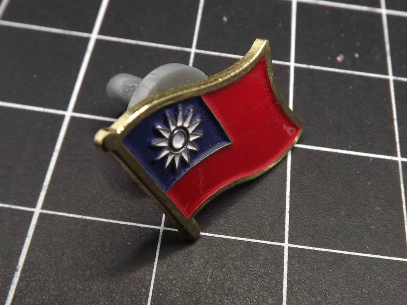 s l1600 4829.jpg Taiwan Flag Lapel Pin – Enamel – photo 2