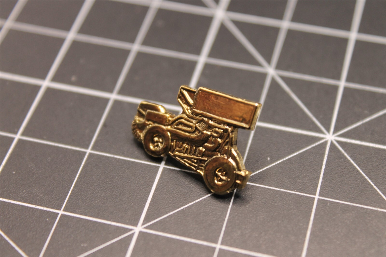 s l1600 4867.jpg Sprint Car Lapel Pin – Gold Tone – photo 2