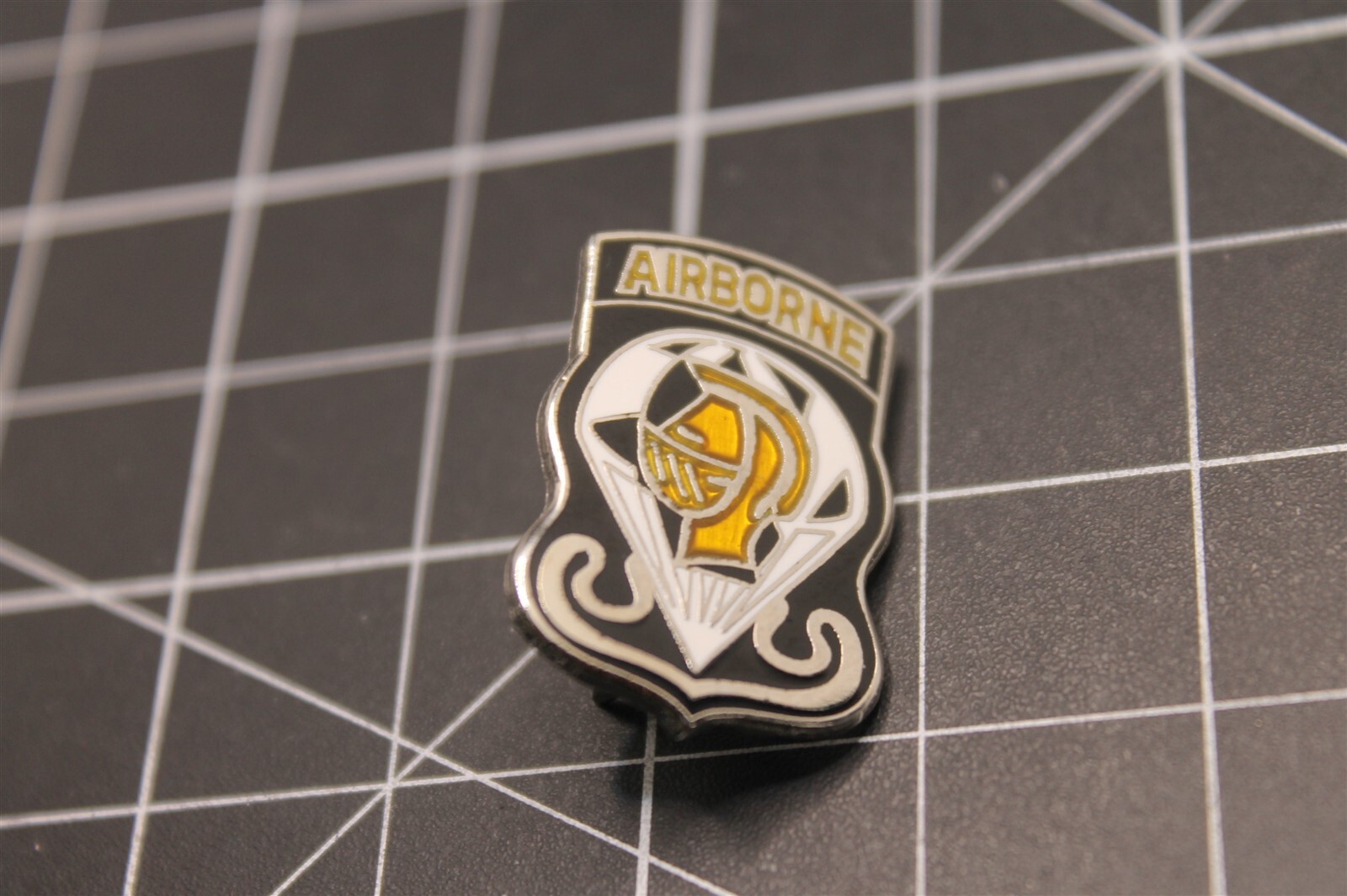 s l1600 4890.jpg Army Airborne Golden Knights Parachute Team Lapel Pin – Enamel