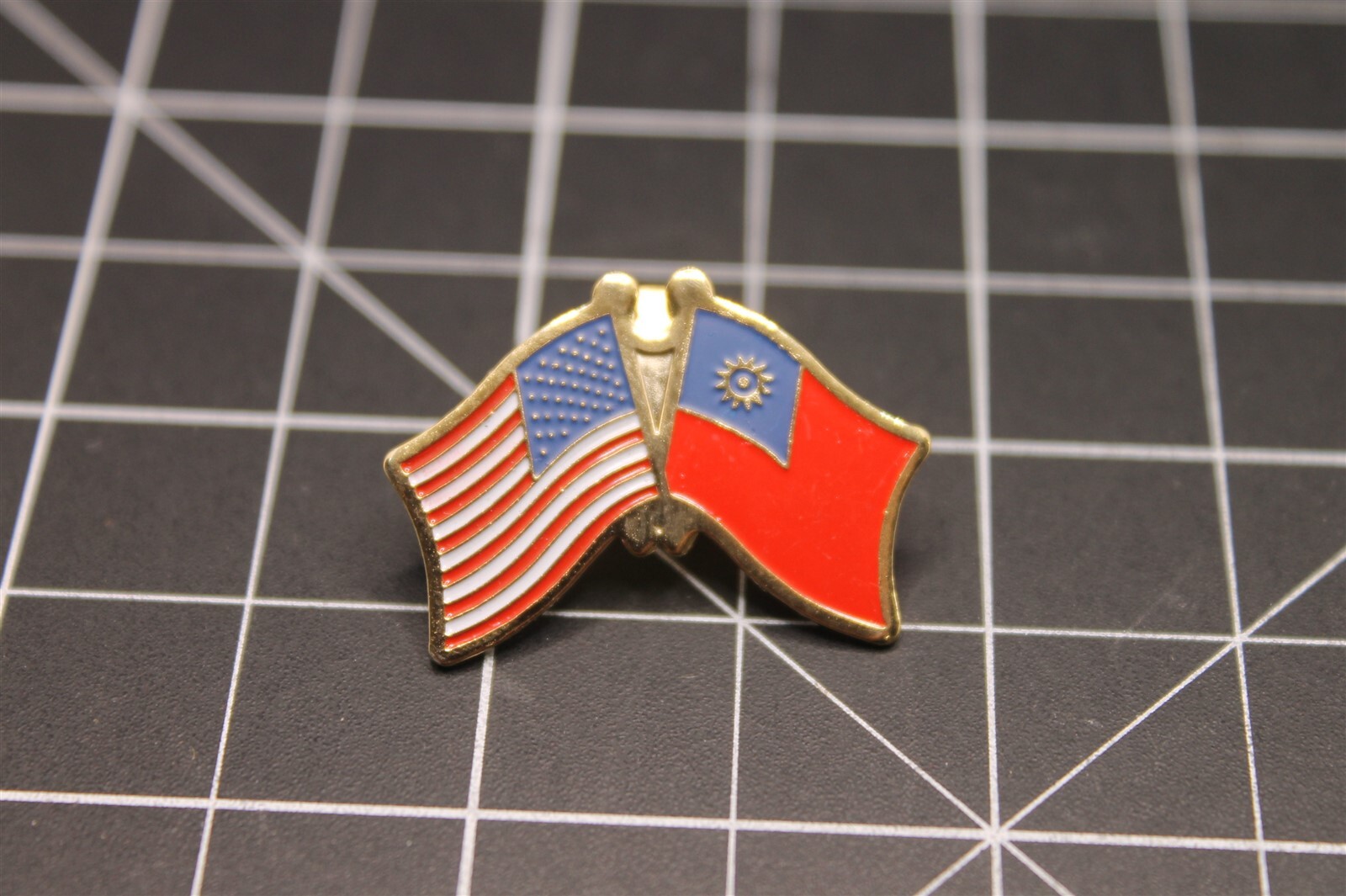 s l1600 4912.jpg USA & Taiwan Crossed Flags Lapel Pin – Enamel