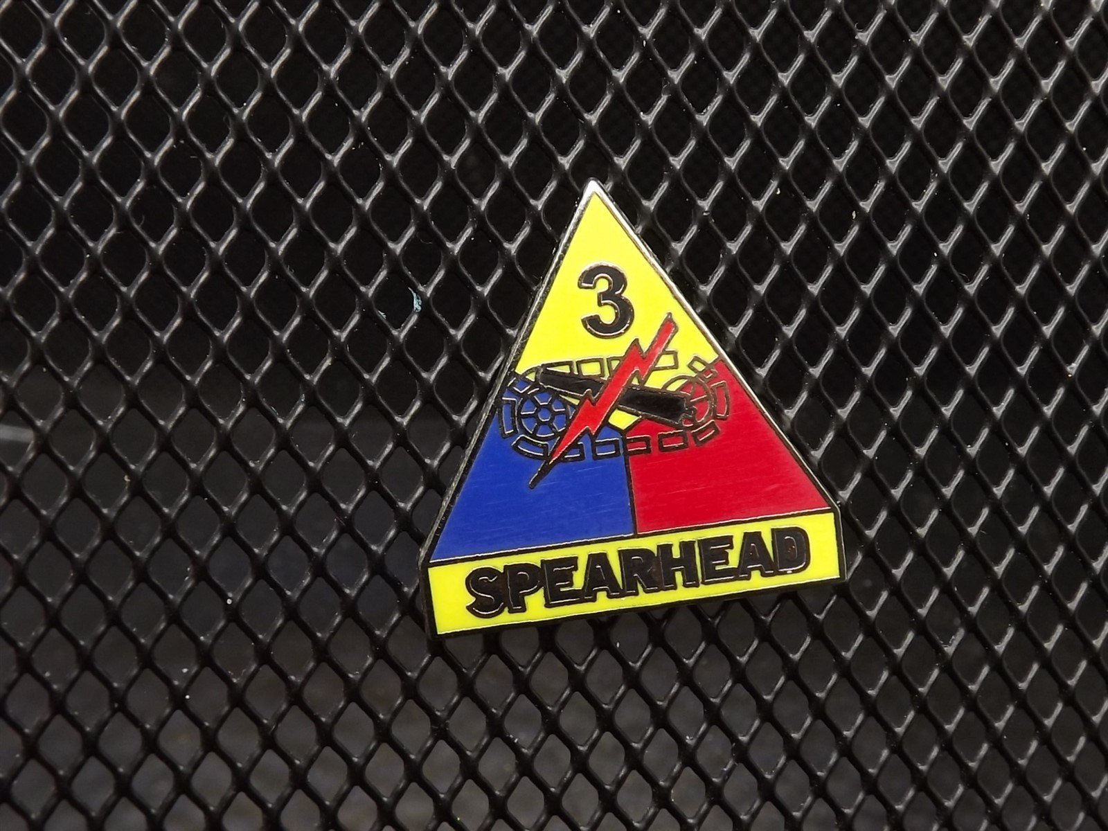 s l1600 5009.jpg Army 3rd Armored Division "Spearhead" Lapel Pin – Enamel – photo 2