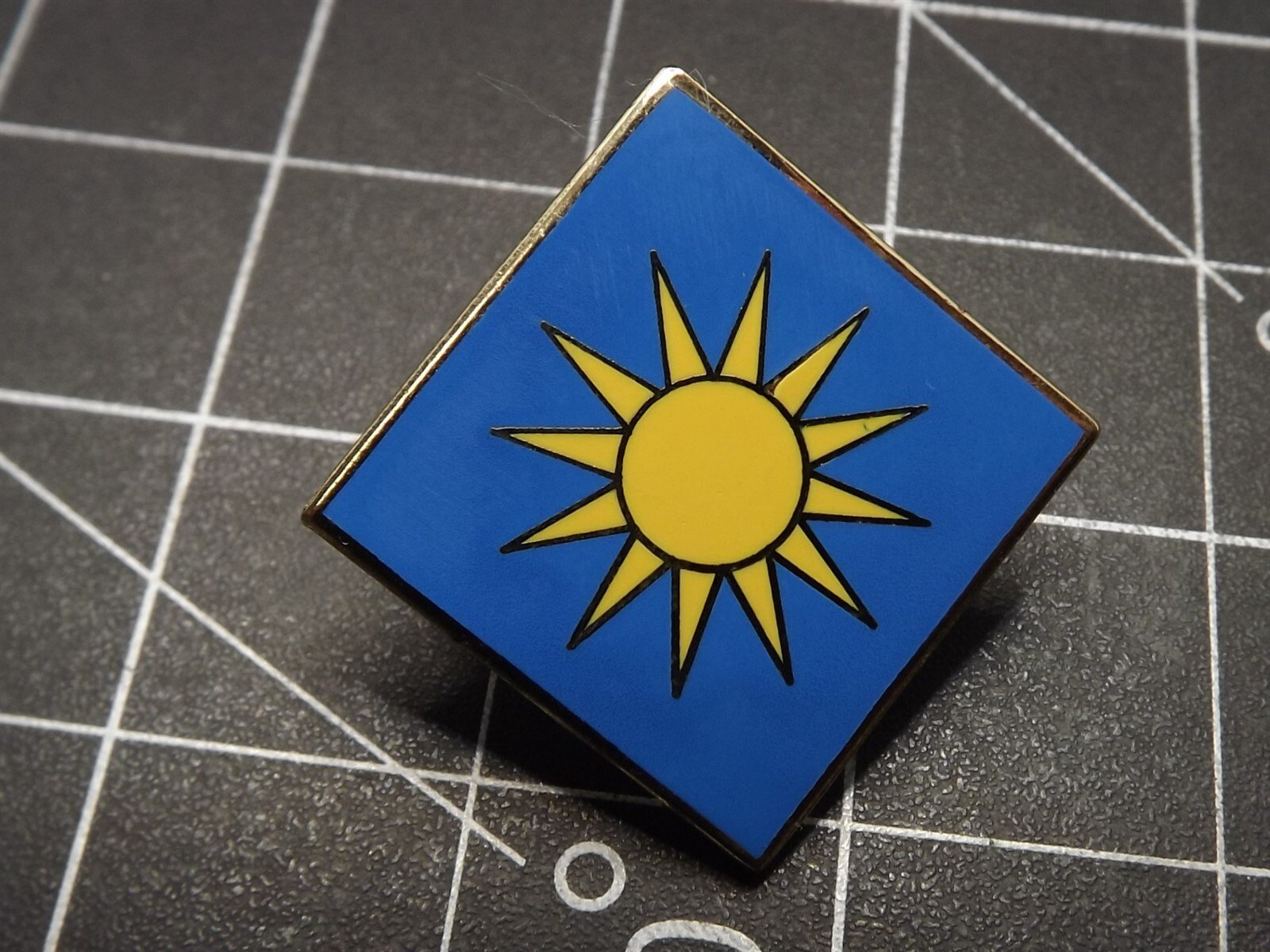 s l1600 5047.jpg Army 40th Infantry Division Lapel Pin – Enamel – photo 3