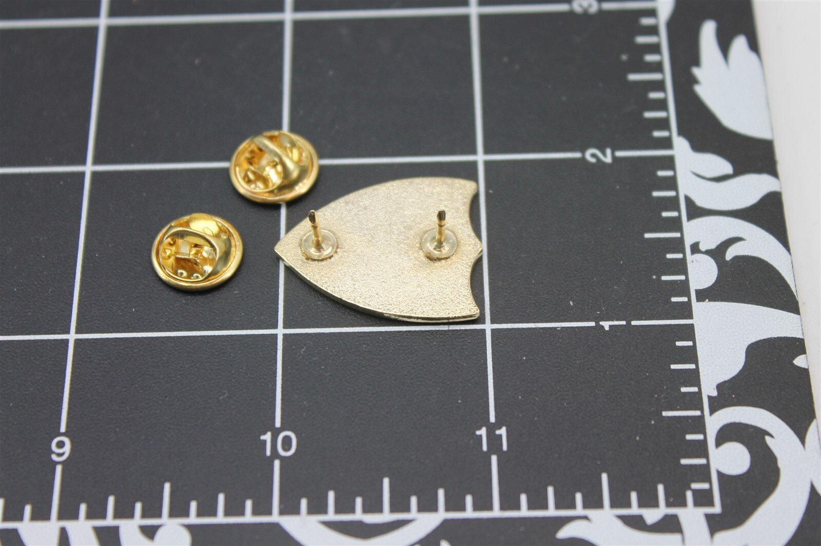 s l1600 5118.jpg USMC 5th Amphibious Corps Lapel Pin – Enamel Alligator under Three Stars on Red Shield Hat Pin – view 2