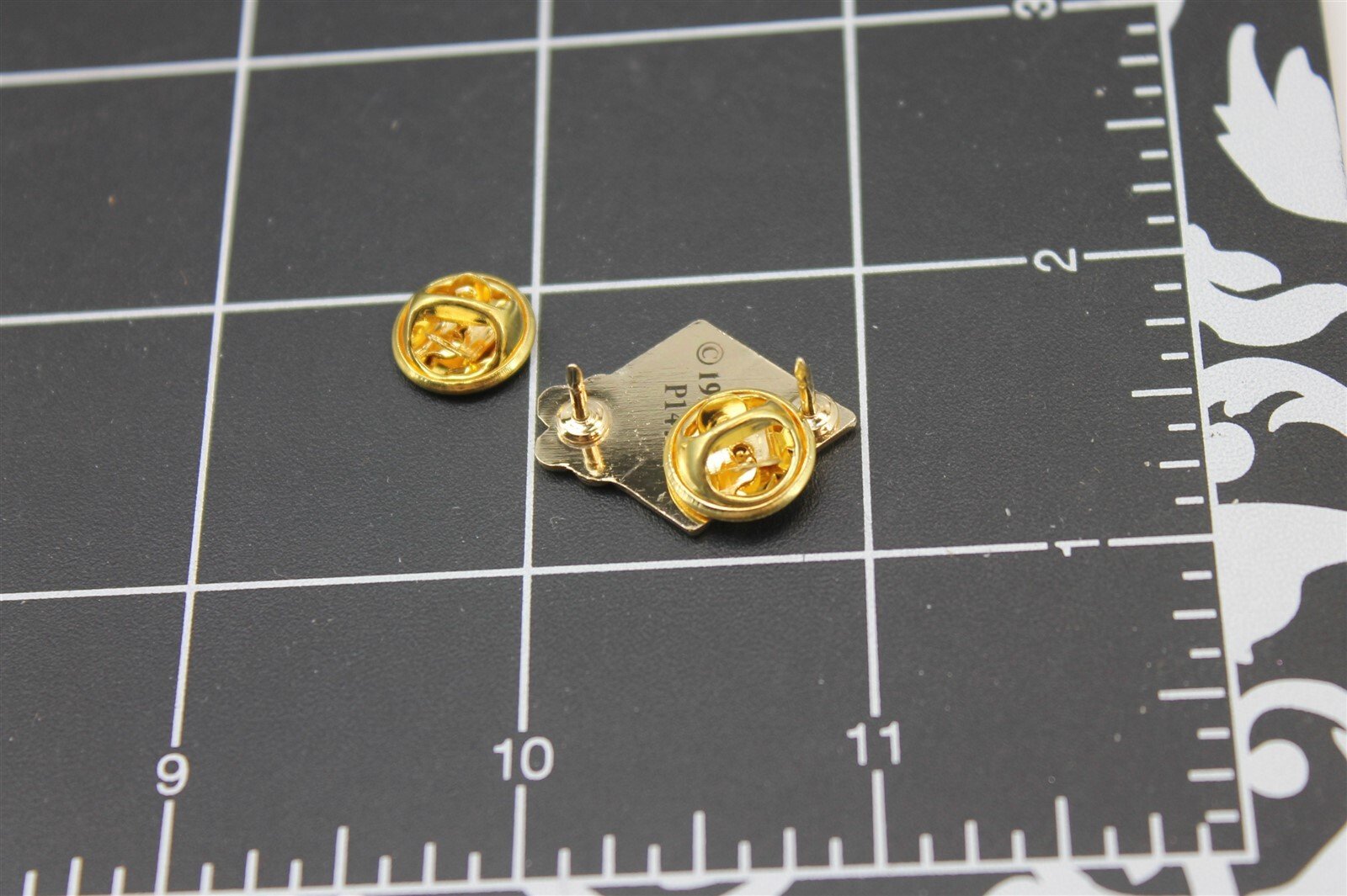 s l1600 5124.jpg USMC 1st Marine Division Guadalcanal LRRP Lapel Pin – Enamel Diamond with Skull & Crossbones Hat Pin – view 3