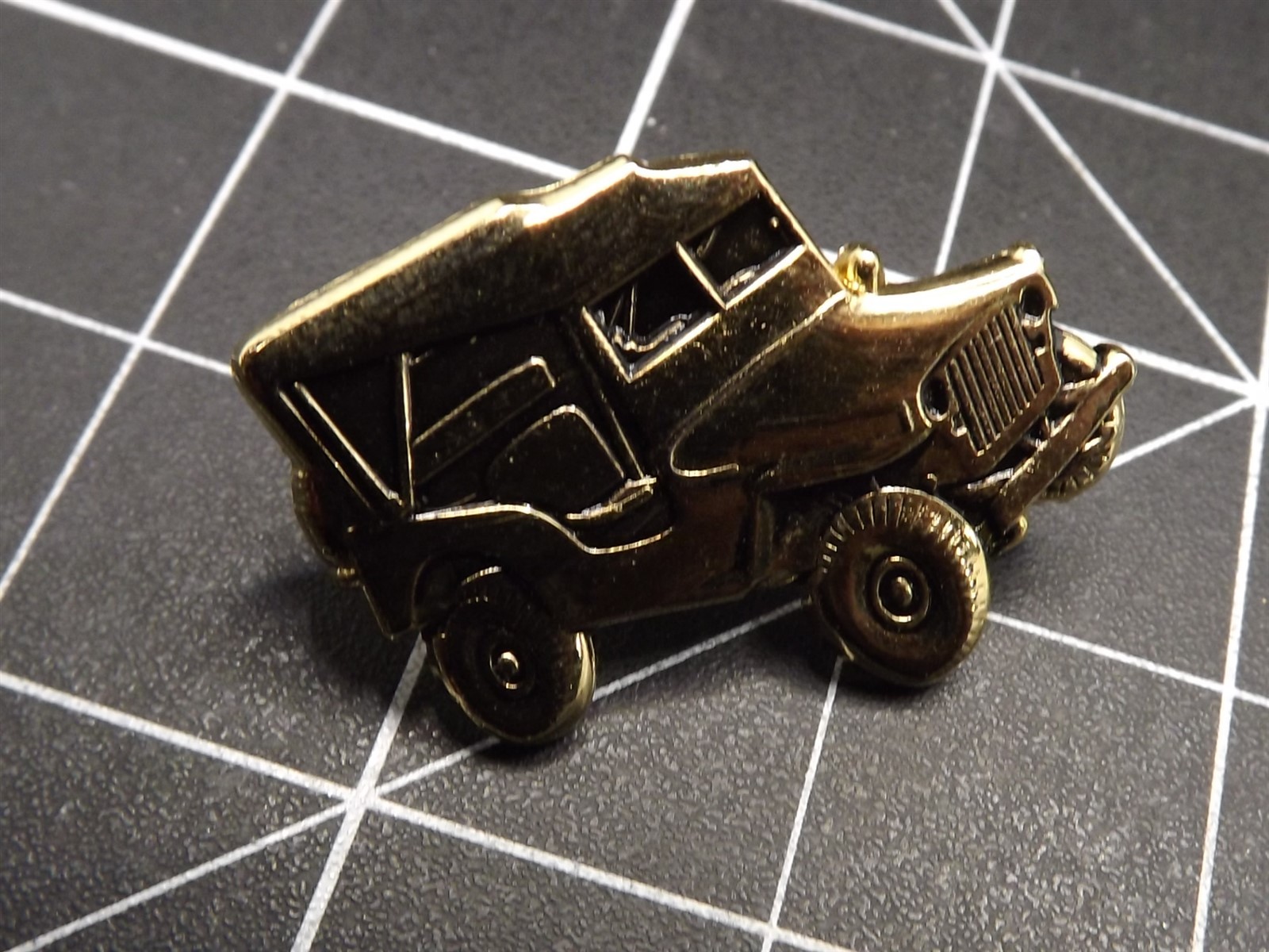 s l1600 5300.jpg WWII Military Jeep MB Lapel Pin – Gold Tone – photo 2