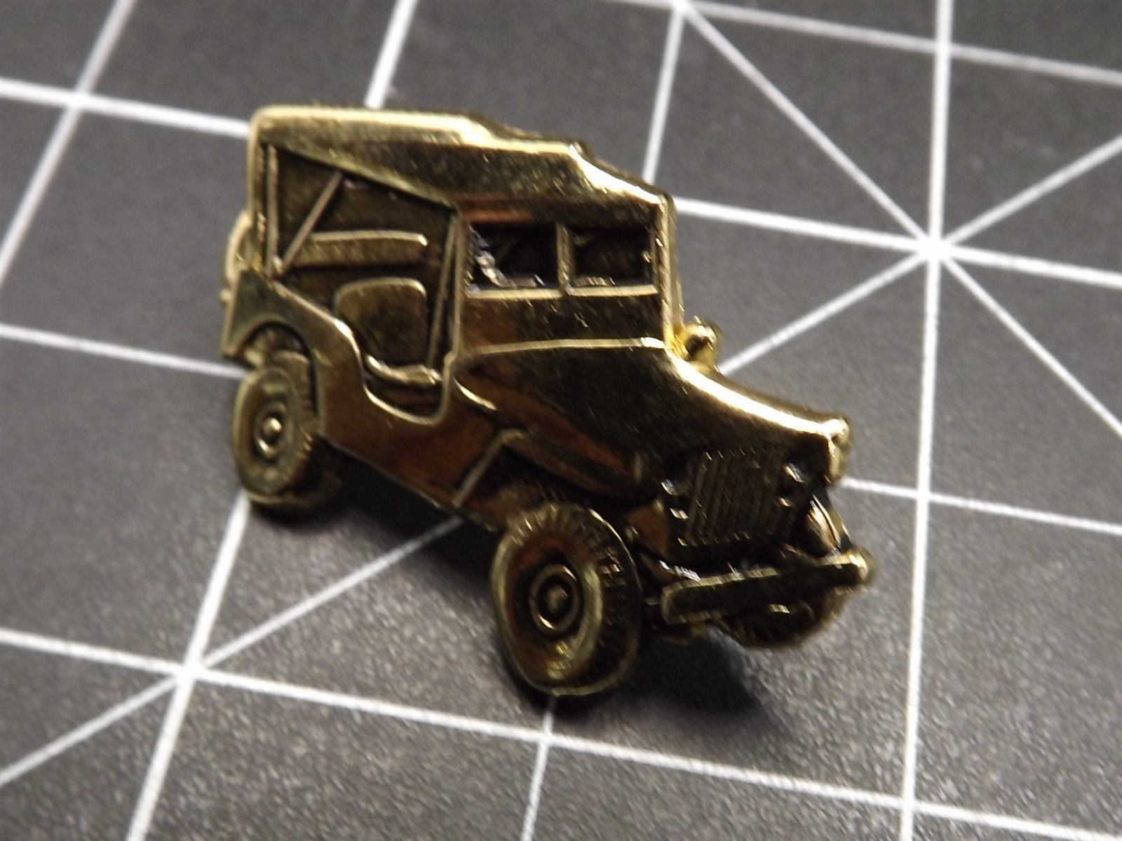 s l1600 5301.jpg WWII Military Jeep MB Lapel Pin – Gold Tone – photo 3