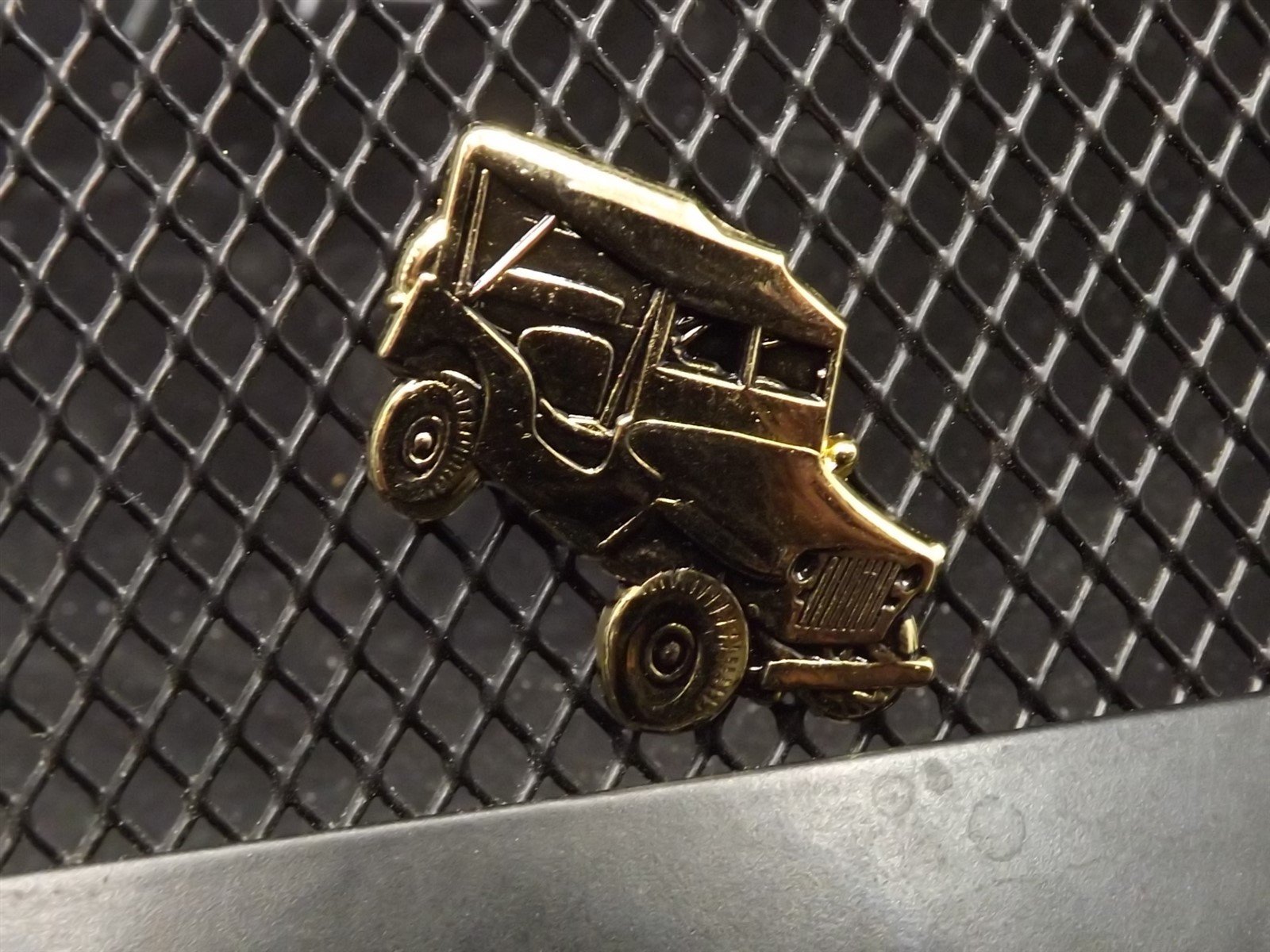 s l1600 5302.jpg WWII Military Jeep MB Lapel Pin – Gold Tone – photo 4