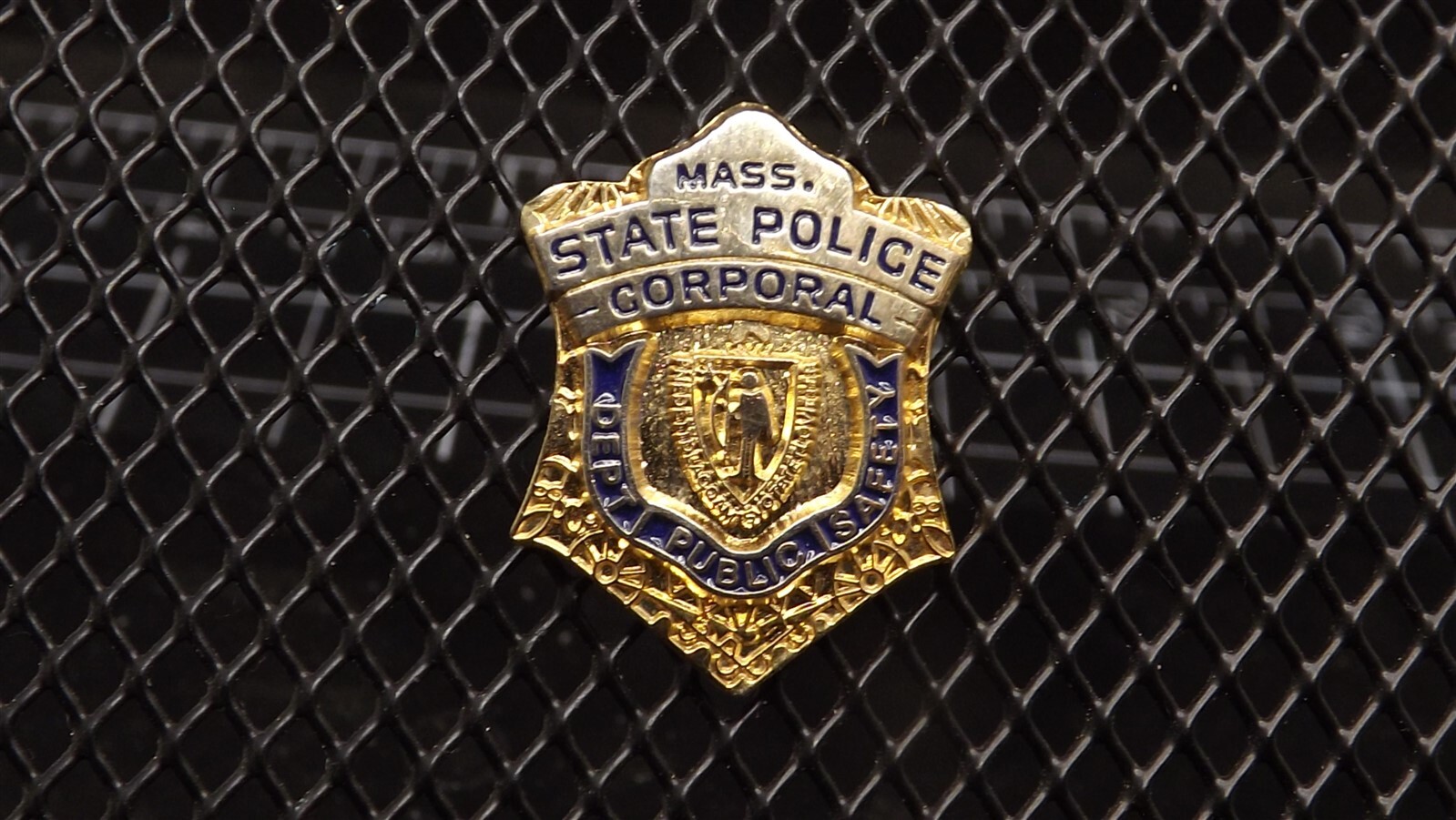 s l1600 5344.jpg Massachusetts State Police Mini Badge Lapel Pin – Gold Tone