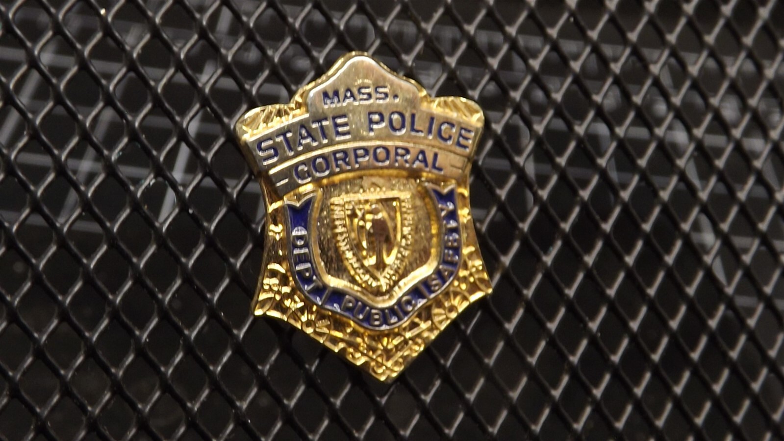 s l1600 5345.jpg Massachusetts State Police Mini Badge Lapel Pin – Gold Tone – photo 2