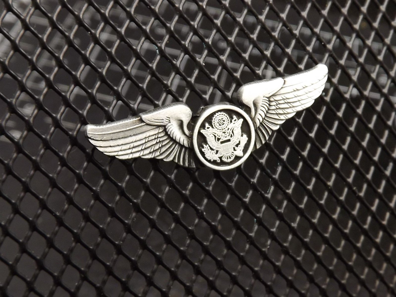 s l1600 5487.jpg U.S. Air Force Basic Aircrew Wings Lapel Pin – Pewter – photo 3