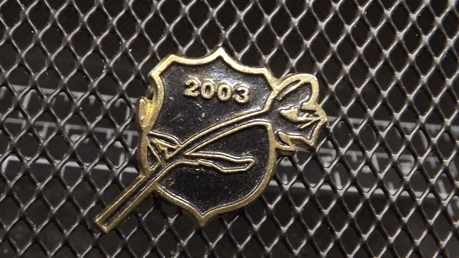 s l1600 5685.jpg 2003 Shield & Rose Lapel Pin