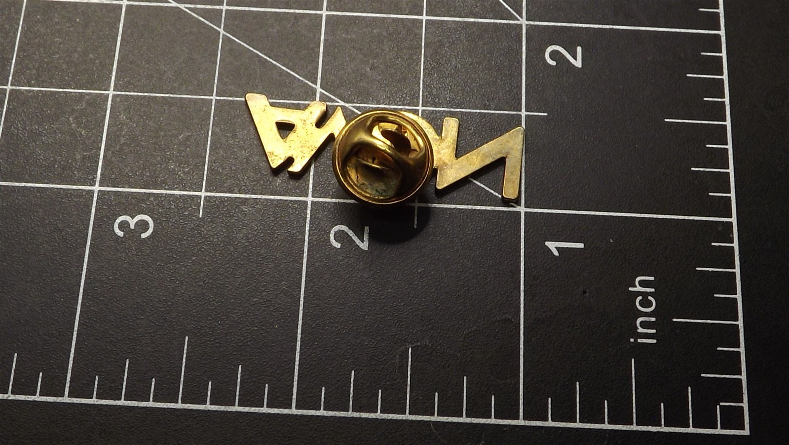s l1600 6167.jpg Silver-Tone Avon Lapel Pin – photo 2