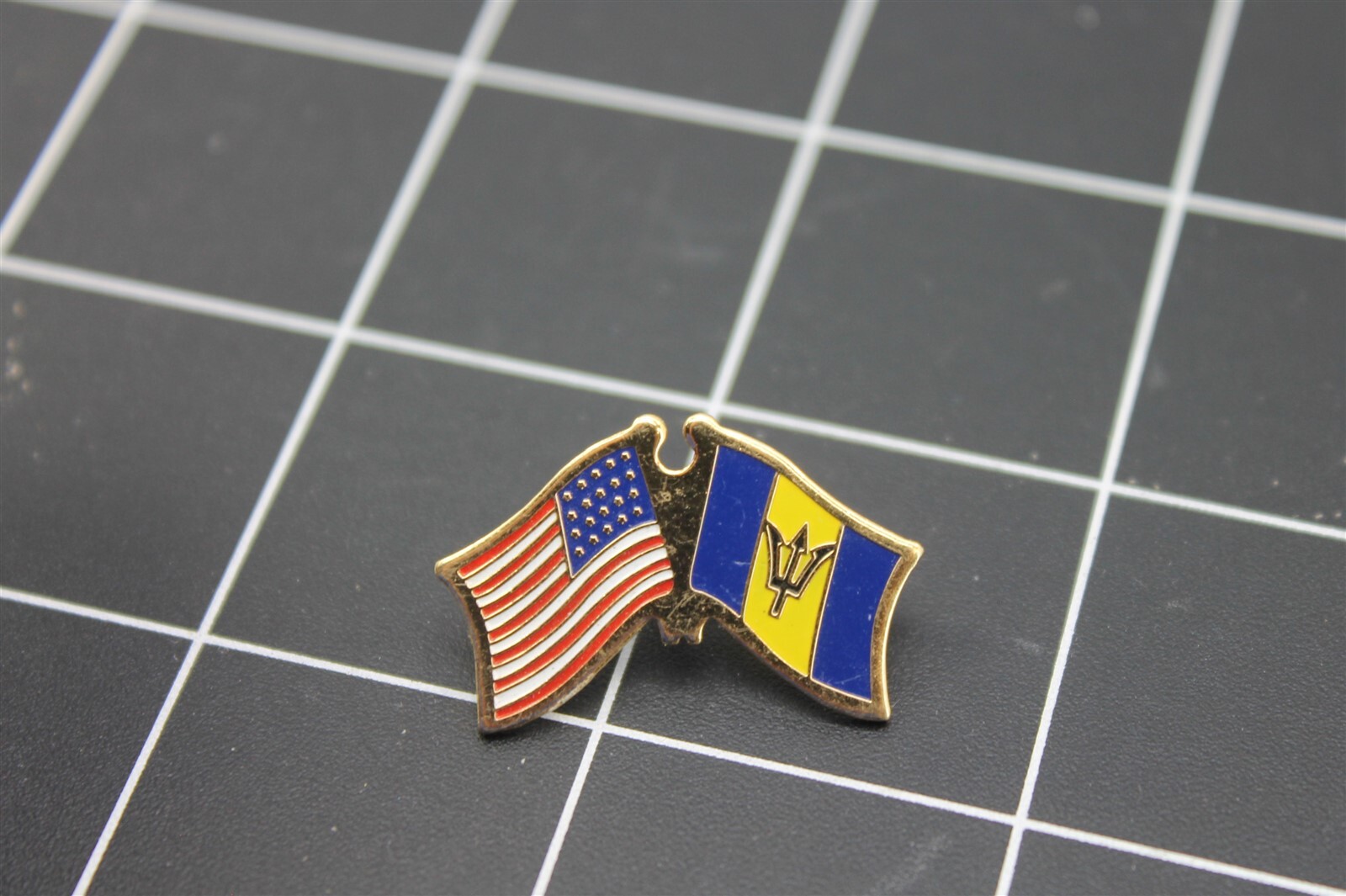 s l1600 6506.jpg USA & Barbados Crossed Flags Lapel Pin – photo 2