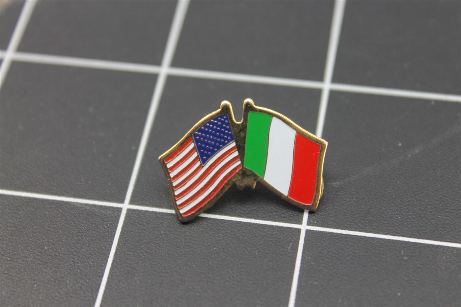 s l1600 6539.jpg USA & Italy Crossed Flags Lapel Pin – photo 2