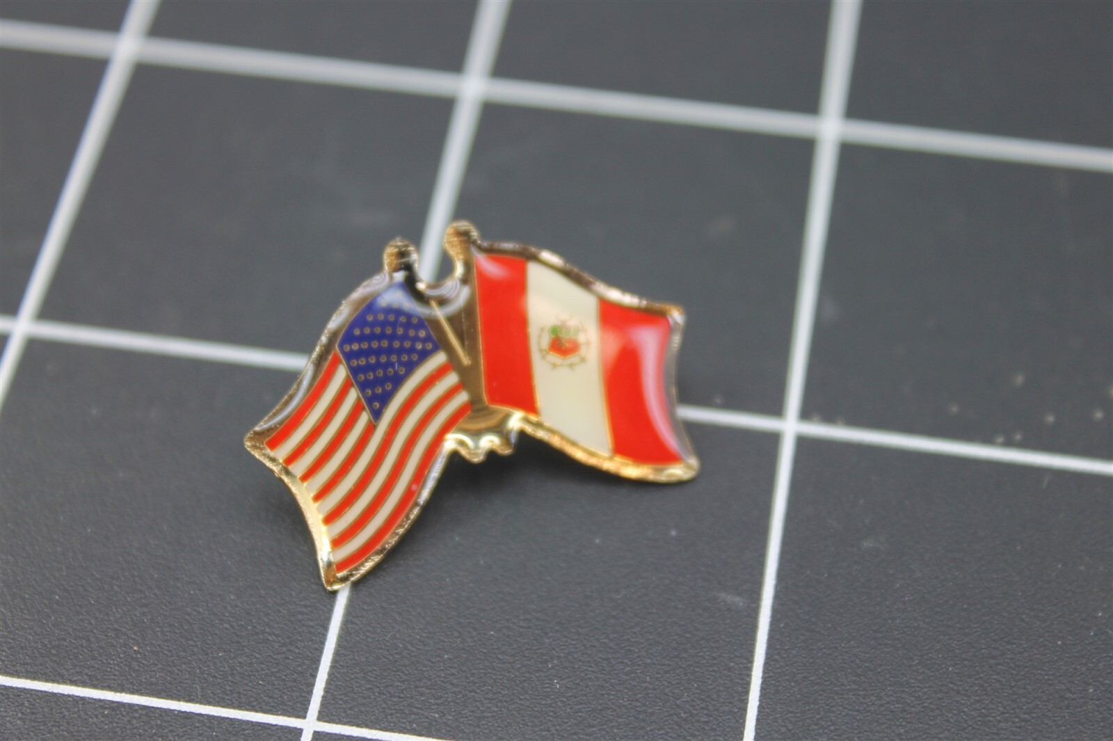 s l1600 6541.jpg USA & Peru Crossed Flags Lapel Pin