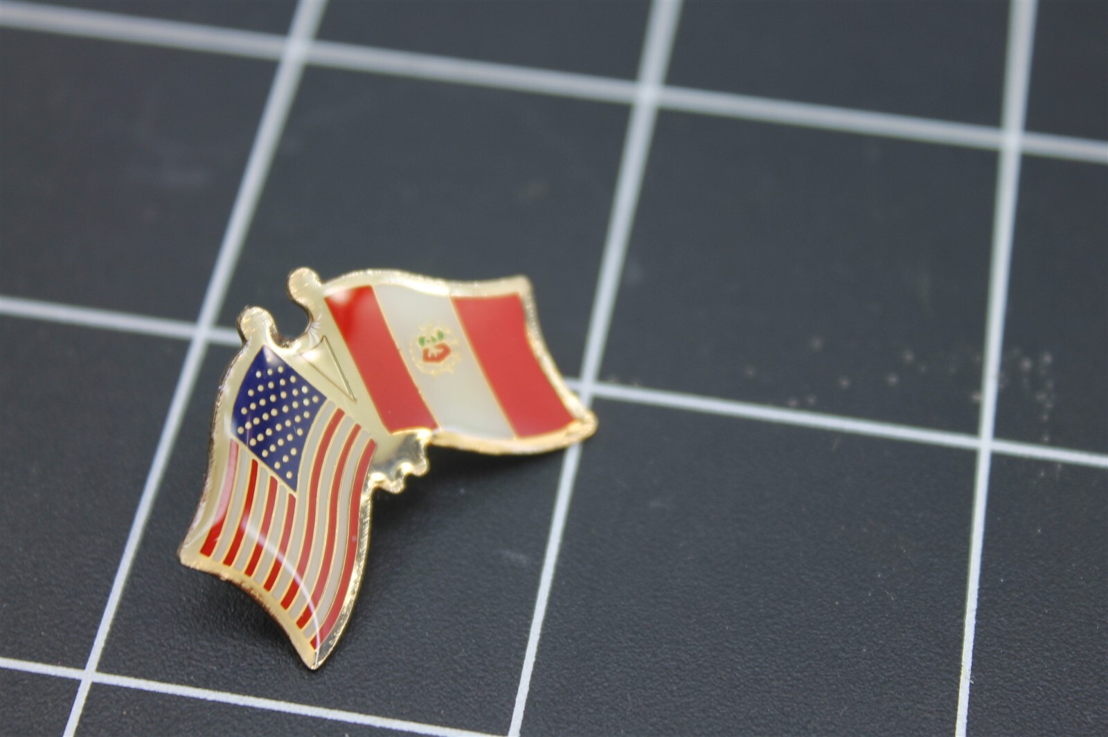 s l1600 6542.jpg USA & Peru Crossed Flags Lapel Pin – photo 2