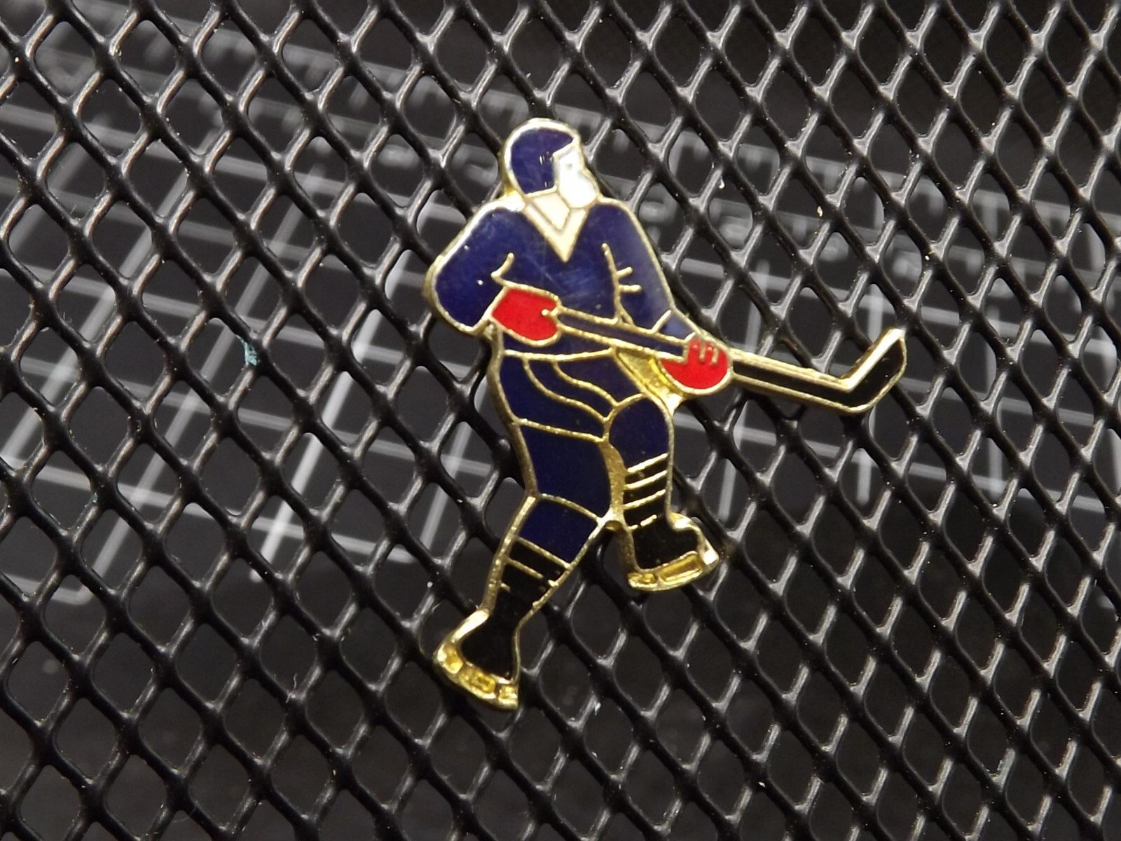 s l1600 6562.jpg Hockey Player Lapel Pin