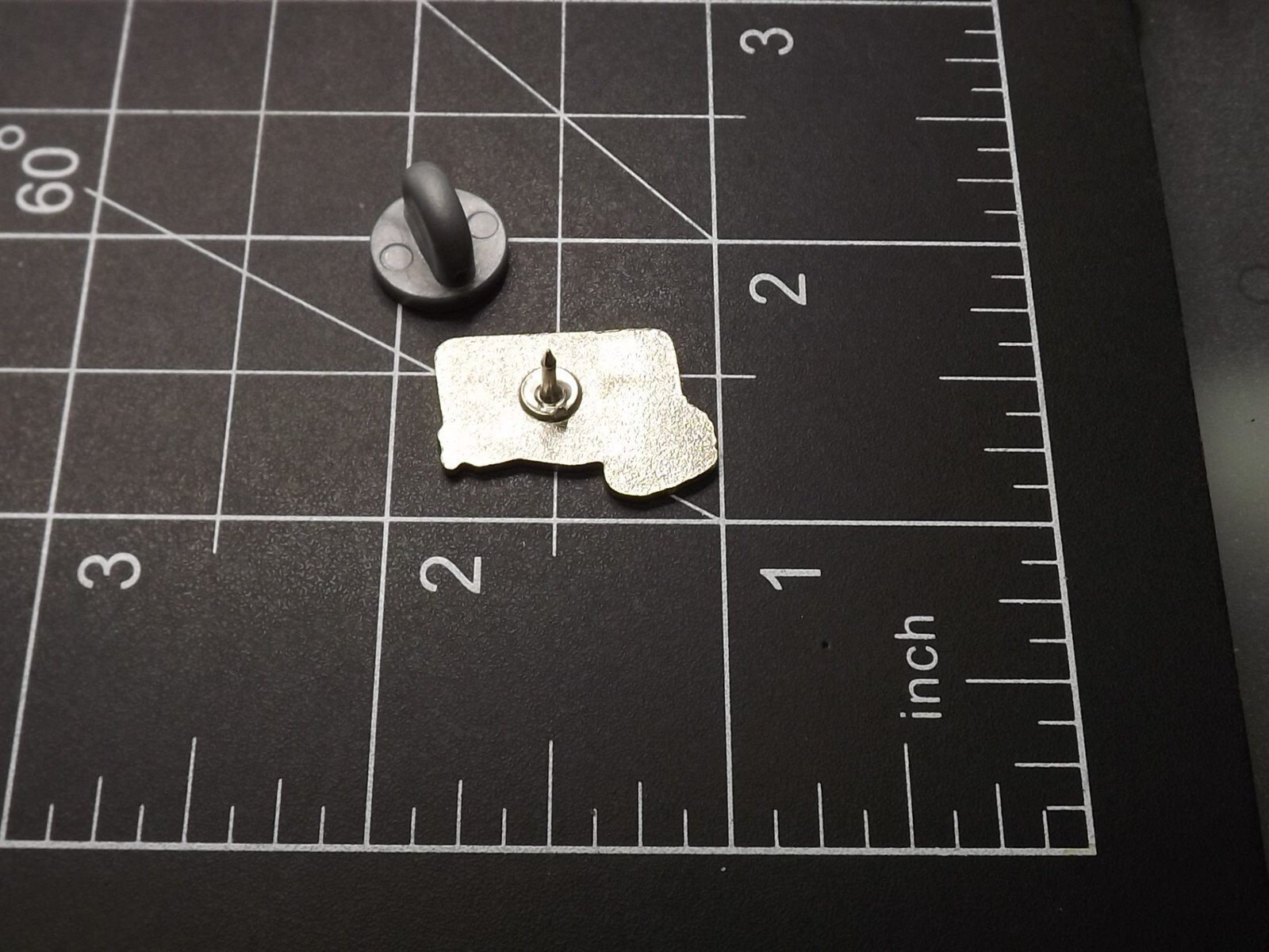 s l1600 6686.jpg Chessie System Caboose Lapel Pin – photo 4