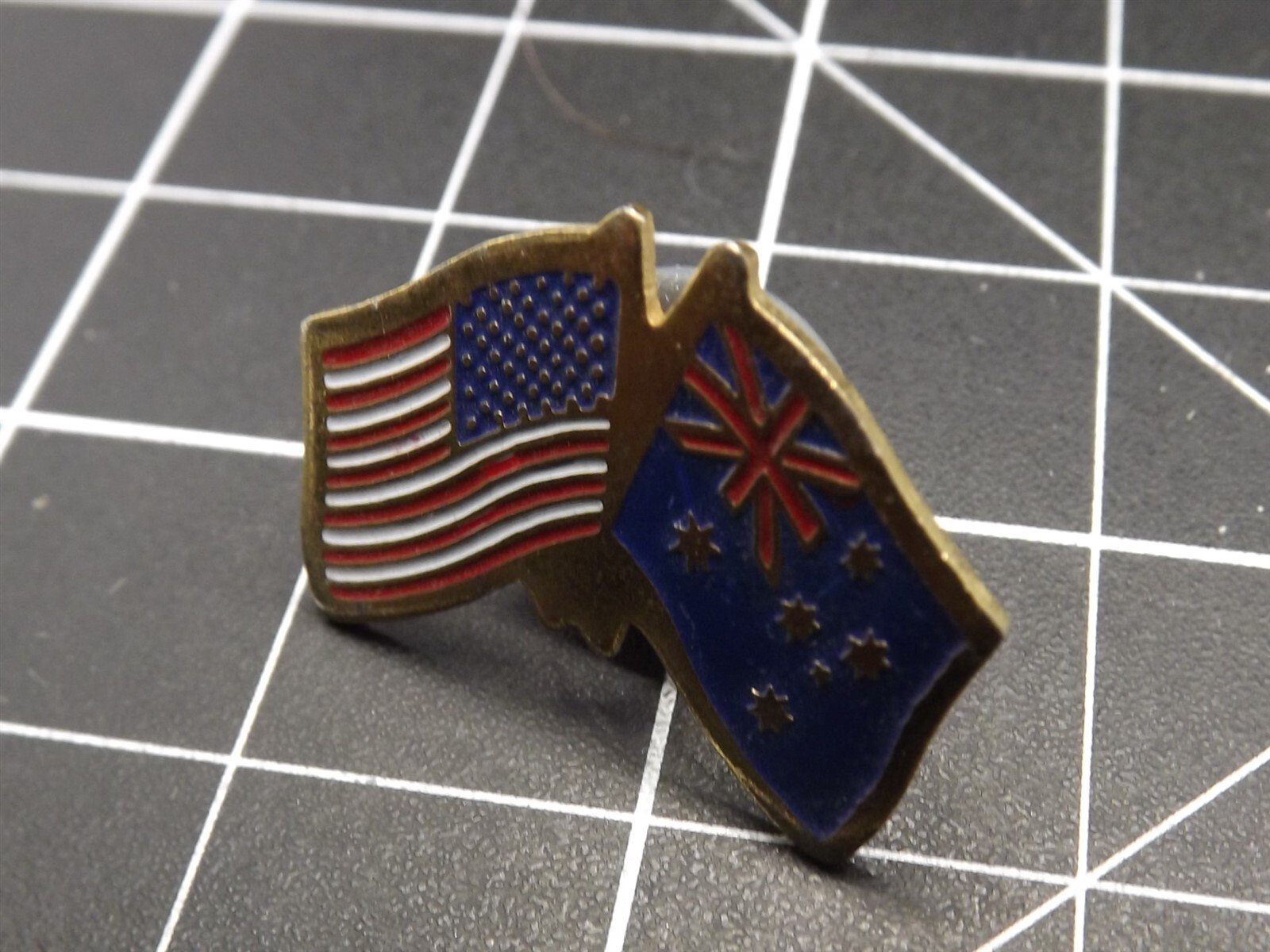 s l1600 6728.jpg USA & New Zealand Crossed Flags Lapel Pin – photo 2