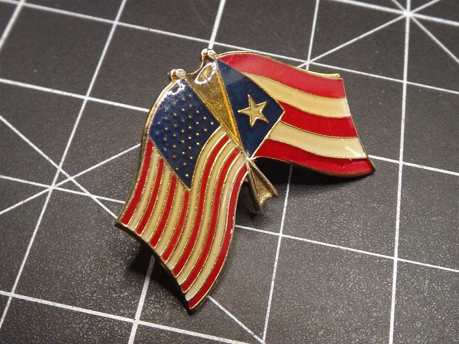s l1600 6734.jpg USA & Puerto Rico Crossed Flags Lapel Pin – photo 2