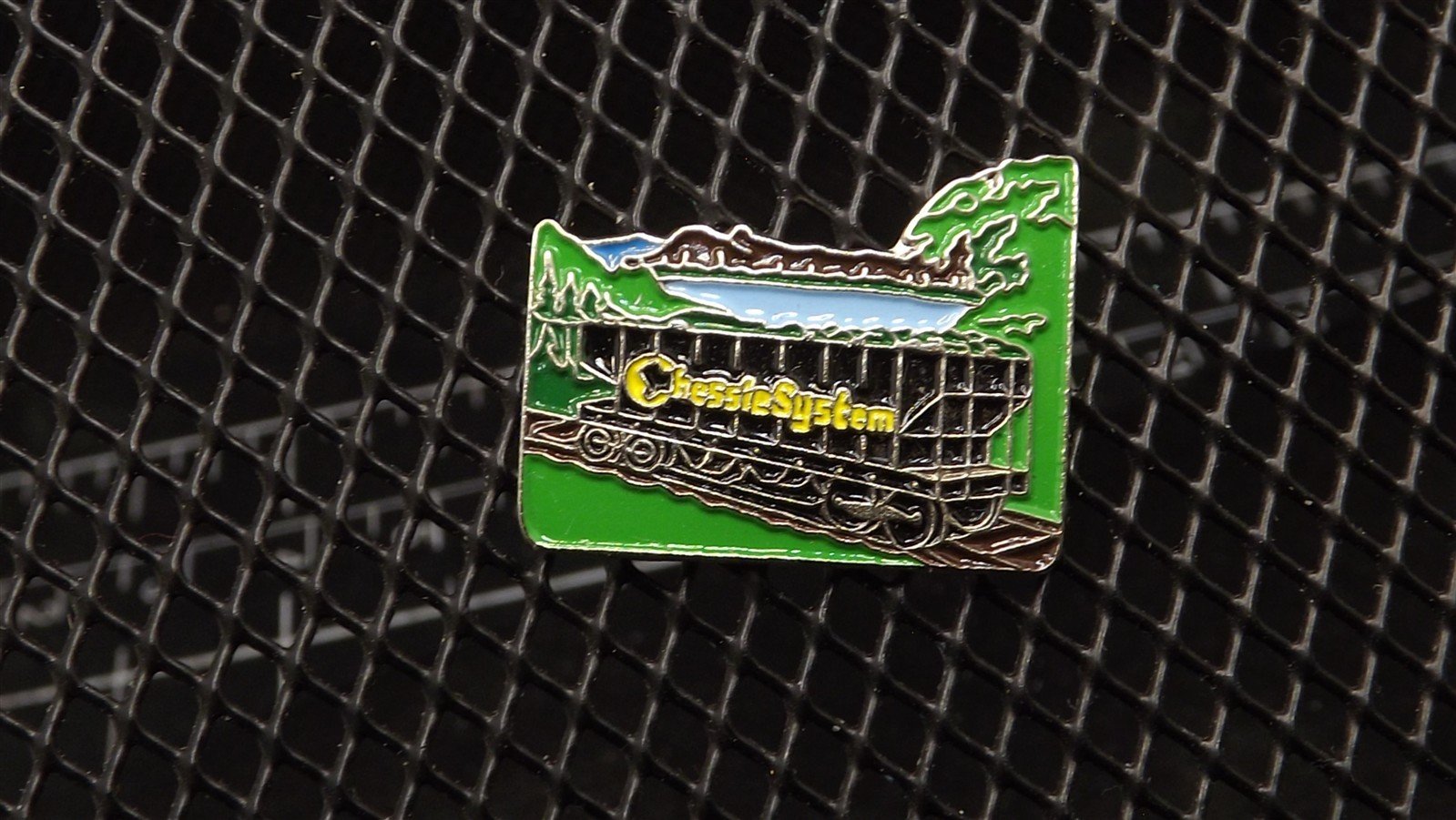 s l1600 6919.jpg Chessie System Train Lapel Pin