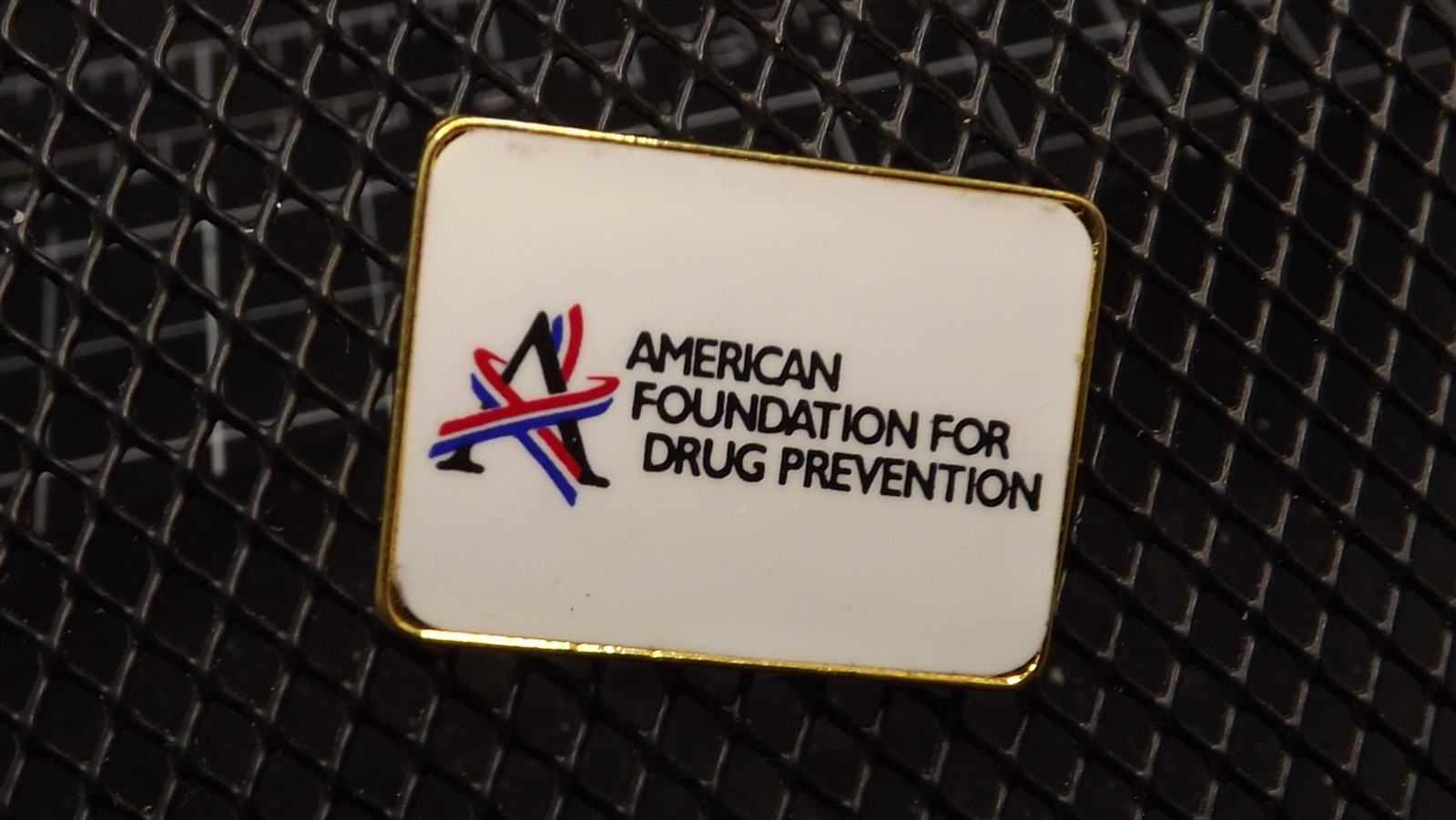s l1600 7070.jpg American Foundation for Drug Prevention Lapel Pin – photo 2