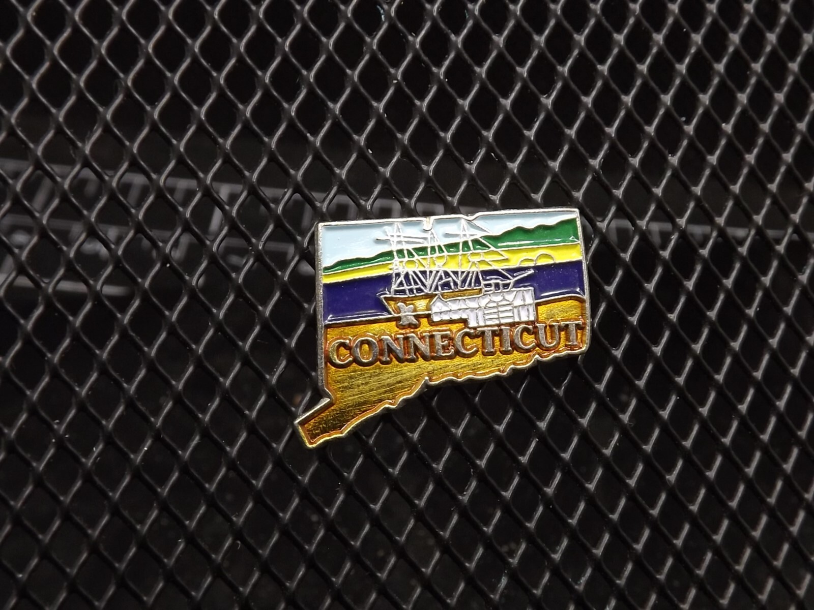 s l1600 7526.jpg Connecticut State Lapel Pin – photo 2