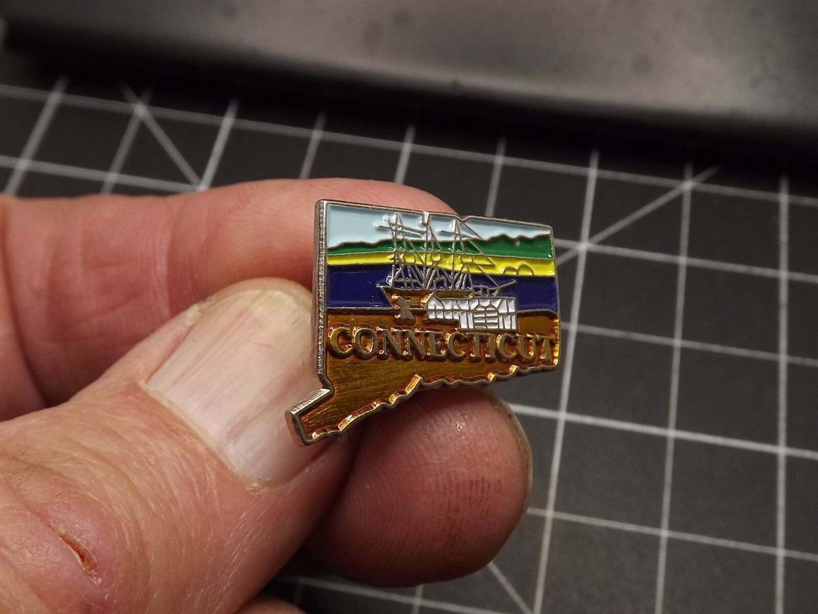 s l1600 7559.jpg Connecticut State Lapel Pin (Style B) – photo 2
