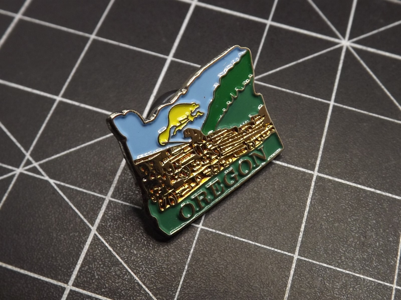 s l1600 7562.jpg Oregon State Lapel Pin – photo 2