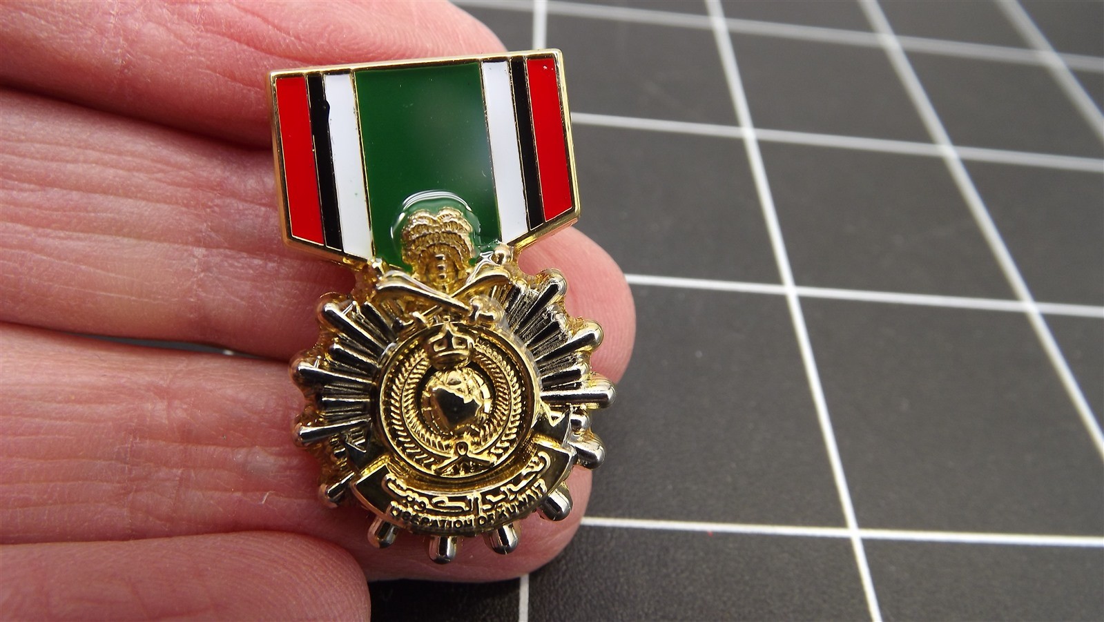 s l1600 793.jpg Kuwait Liberation Medal (Saudi Arabia) Lapel Pin – 1-3/16" Enamel