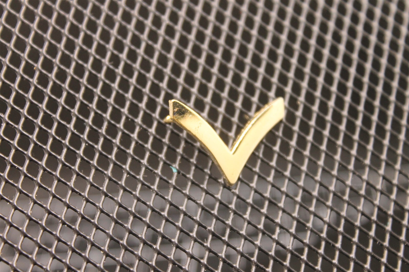 s l1600 877.jpg U.S. Army Private E-2 Rank Lapel Pin – 1" Gold-Tone Chevron Hat Pin – view 2