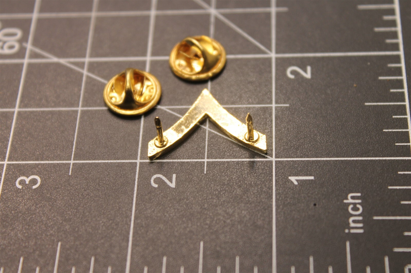 s l1600 878.jpg U.S. Army Private E-2 Rank Lapel Pin – 1" Gold-Tone Chevron Hat Pin – view 3