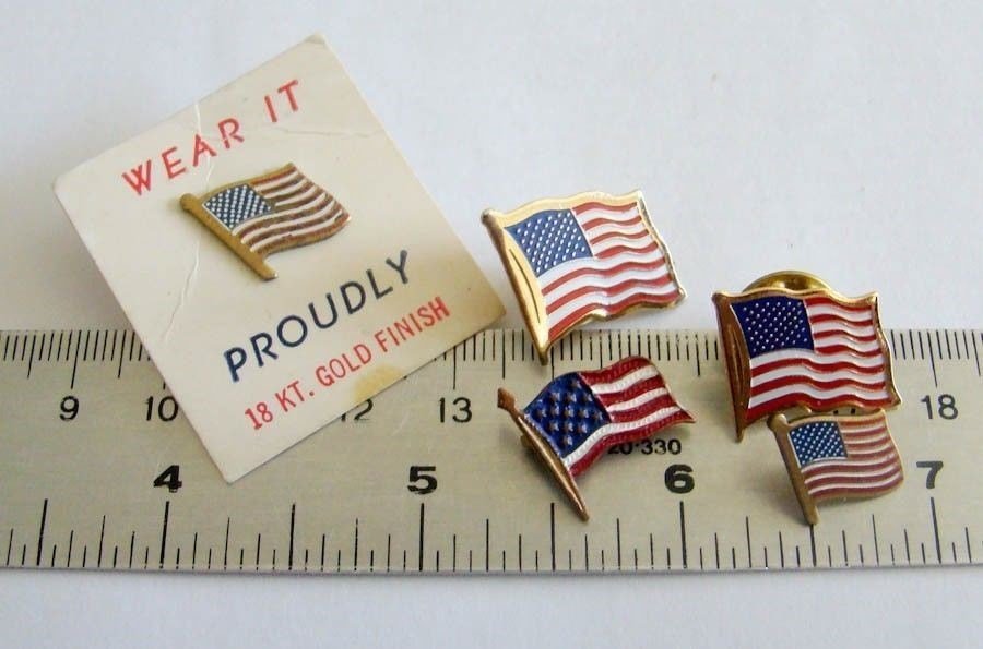 s l1600 9957.jpg Five Assorted USA Flag Lapel Pins – photo 3